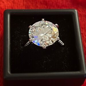 Luxury Moissanite Diamond 10 CT 925 solid silver Ring size 8 retail $1000‎